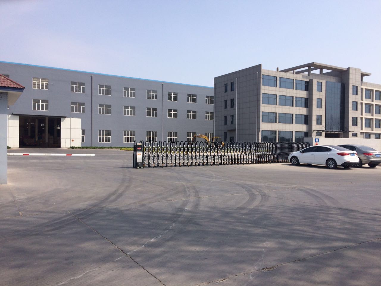 青島琴工數(shù)控機(jī)床伸縮門案例