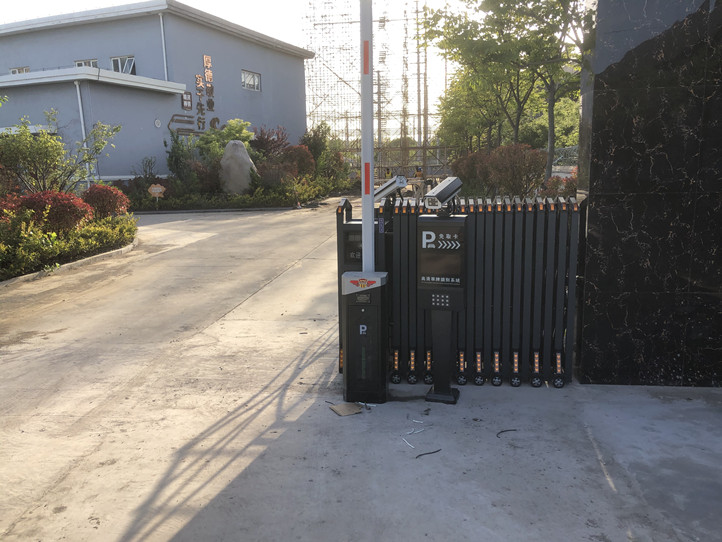 即墨區(qū)中鐵十局、車(chē)牌識(shí)別、電動(dòng)門(mén)